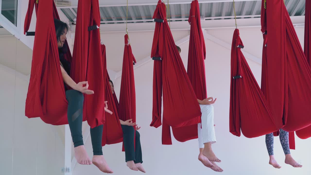 концентрированные дамы держат пальцы в положении гиан-мудра