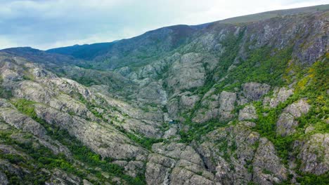 Rio-Tera-Canyon,-Beleuchtet-Von-Wundervollen-Wolken-Und-Sonnenlicht,-Das-über-Glänzende-Felsen-Strömt