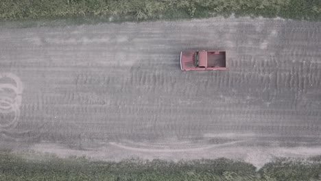 Viejo-Camión,-Viejo-Camino-Rural,-Estilo-De-Vida-En-El-Campo-De-Pareja