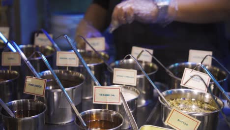 variedad de condimentos coreanos y salsas para mojar en un restaurante coreano