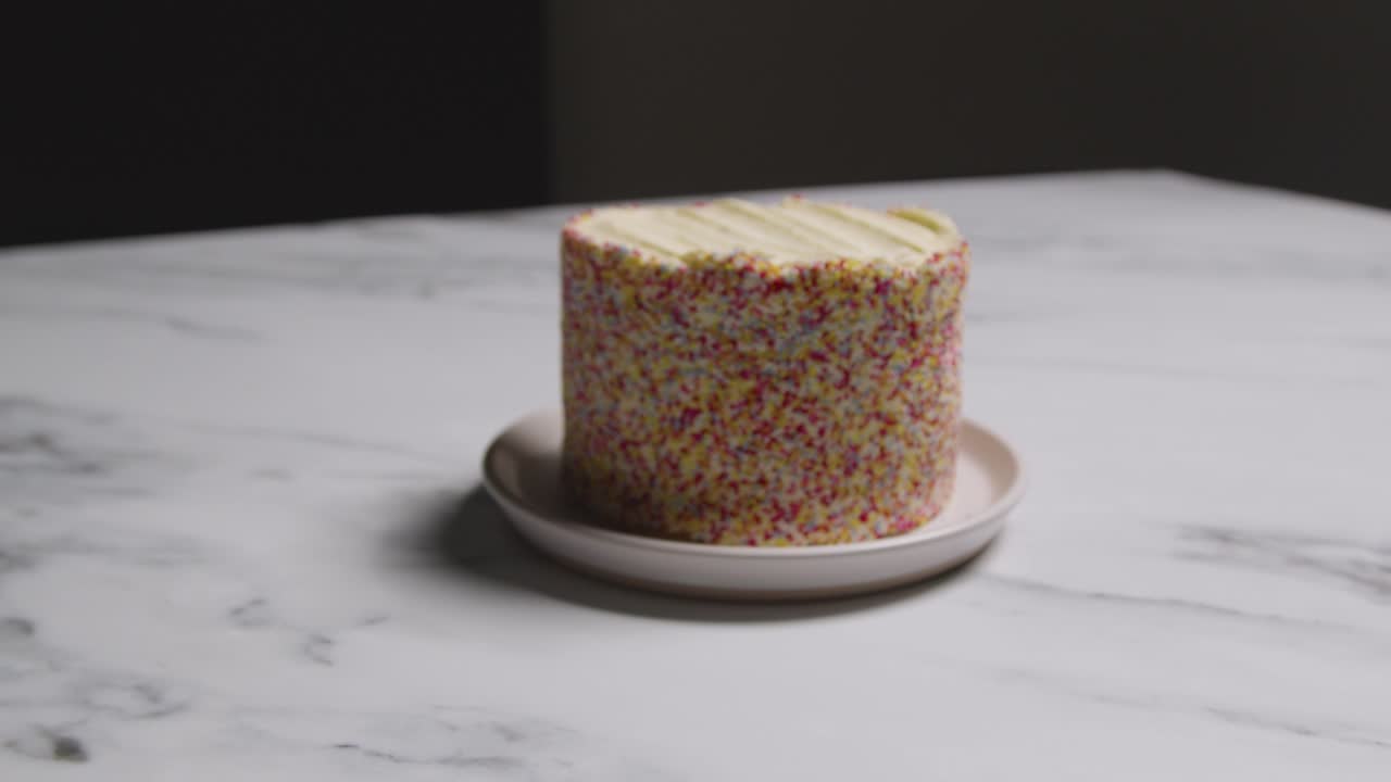 수백, 수천 개의 장식으로 덮인 생일 케이크의 스튜디오 샷 8