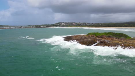 poderosas olas rompiendo contra little muttonbird island - coffs harbour en la mitad de la costa norte de nsw, australia