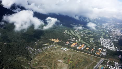 ciudad de dali que se extiende por el valle de las montañas cangshan, alta vista aérea