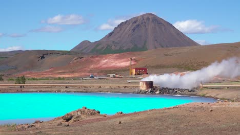 agua azul volcánica vívida detrás del volcán activo de krafla en islandia myvatn