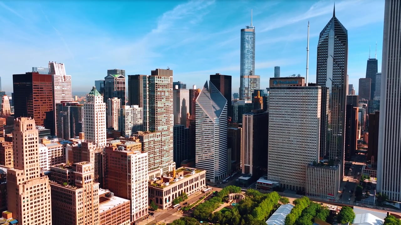 Voando sobre o Millennium Park em Chicago, Illinois, Estados Unidos. Aproximando-se dos variados e belos edifícios no centro da metrópole