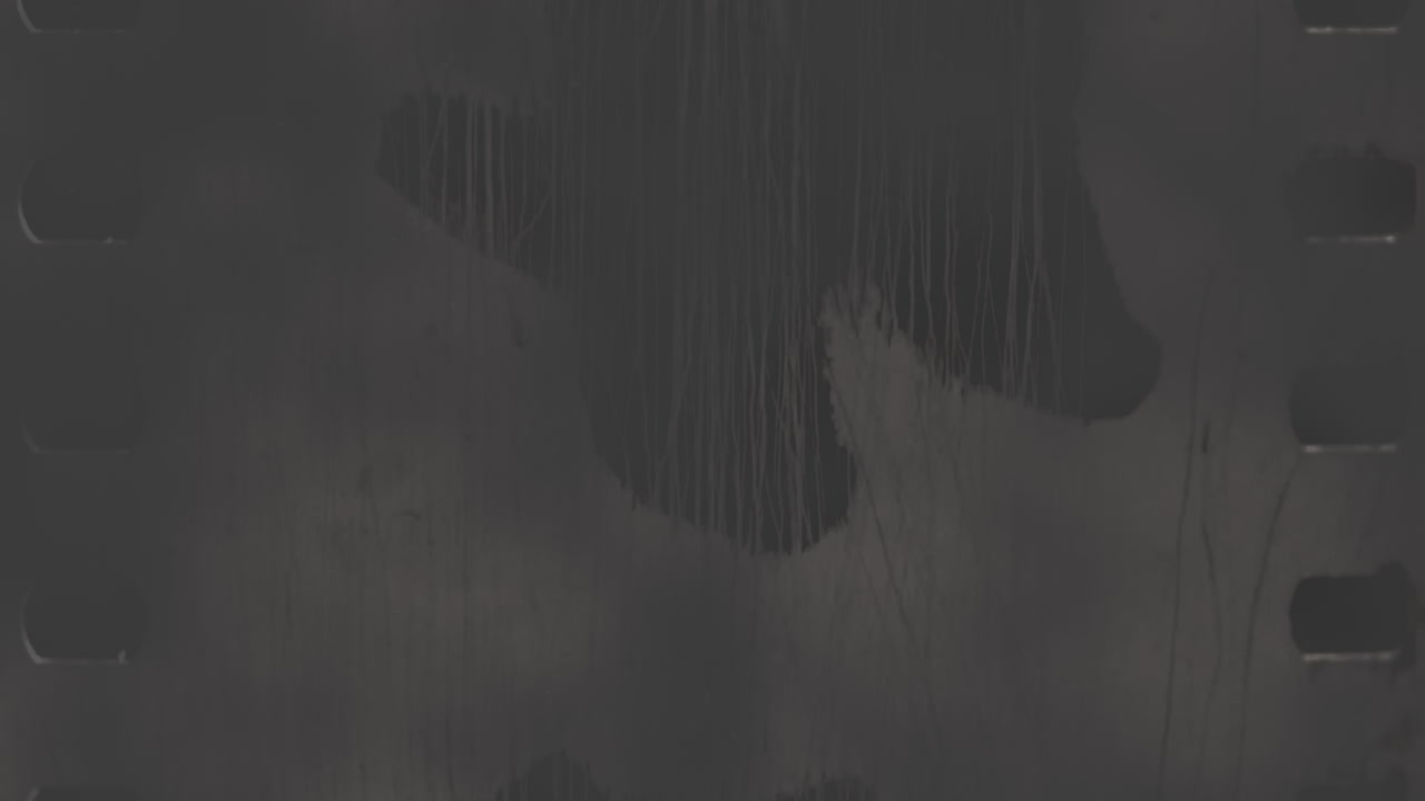 textura de película vintage llamativa fondo negro y blanco con arañazos y manchas