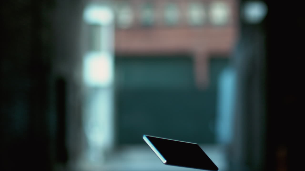 전화는 서스펜션으로 공중에 던져지고 모션  ⁇ 으로 빠르게 떨어집니다.