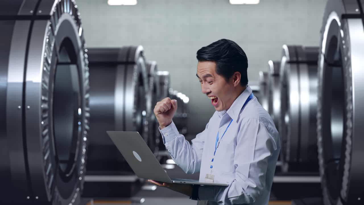 성공을 축하하는 행복한 엔지니어