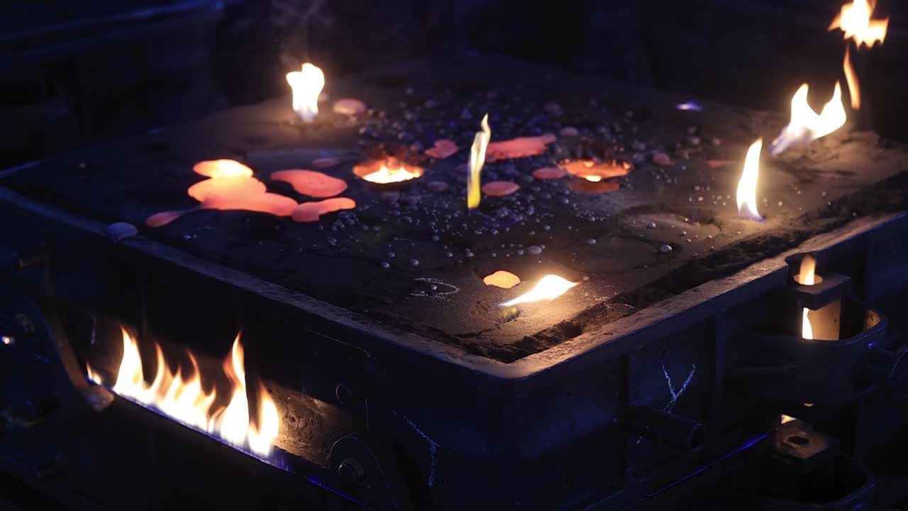 크는 철강 공장에서 액체 금속을 부어, 안전 첫 번째 개념, 금속, 금속 공장에서 금속과 합금 주조 작업자, 후방, 은 금속의 연기가