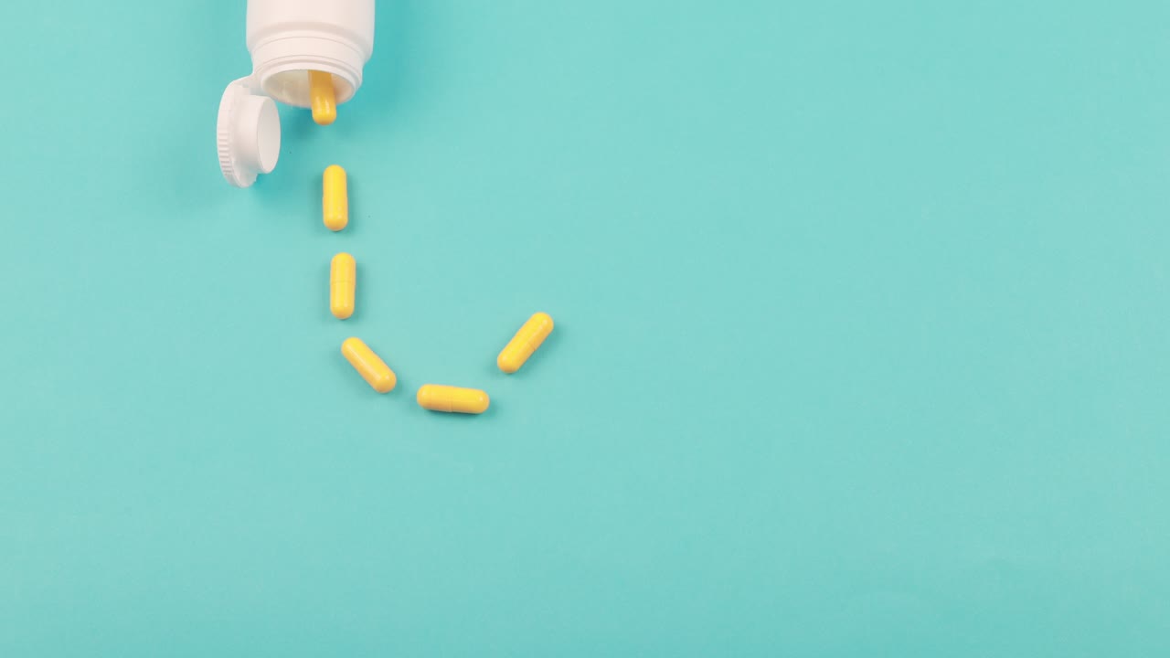 las pastillas amarillas del mismo color se encuentran sobre un fondo azul.