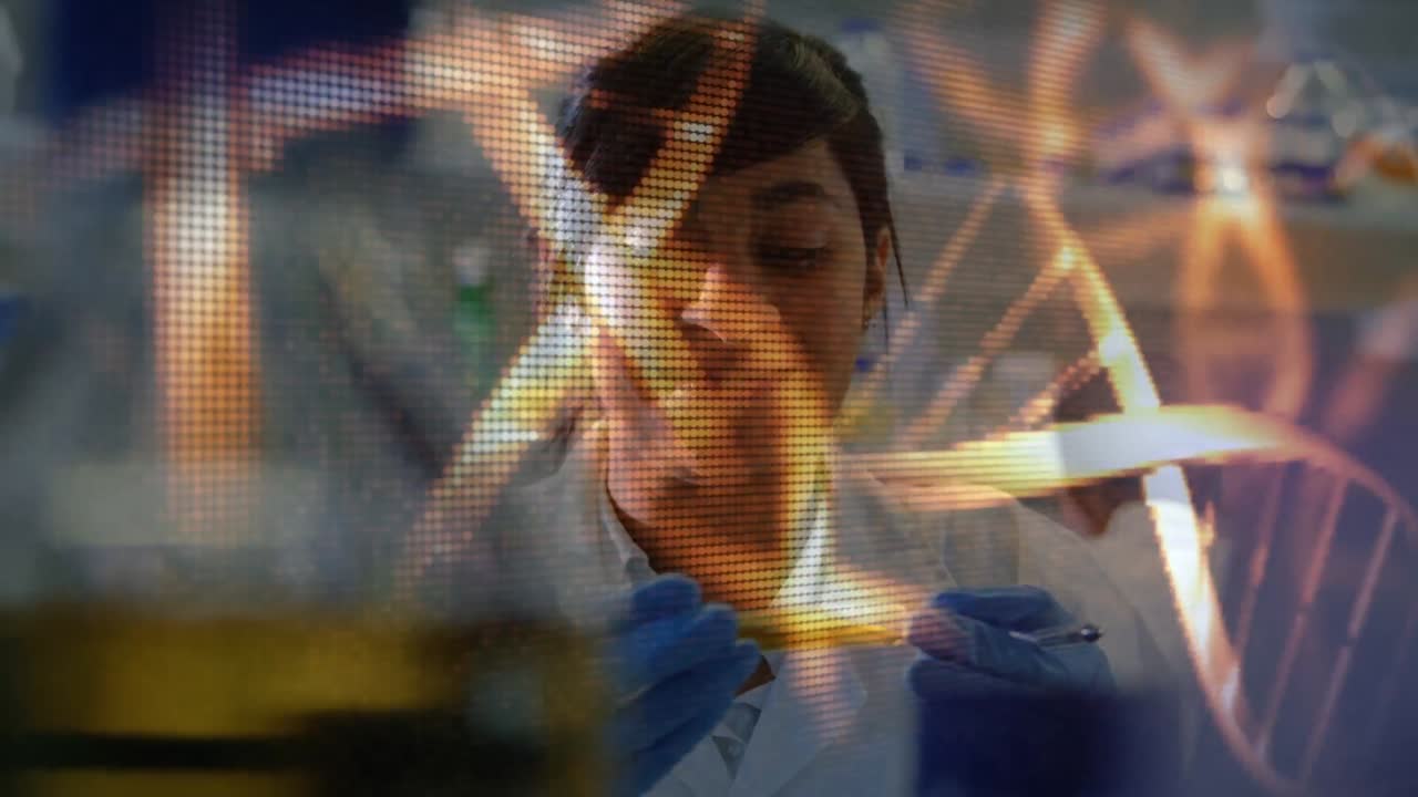 animación de una cadena de adn sobre una científica biracial en el laboratorio