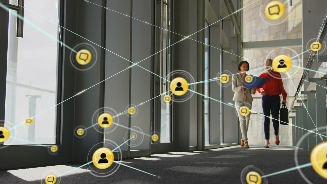 animación de una red de iconos digitales sobre dos mujeres de negocios diversas discutiendo en una oficina moderna