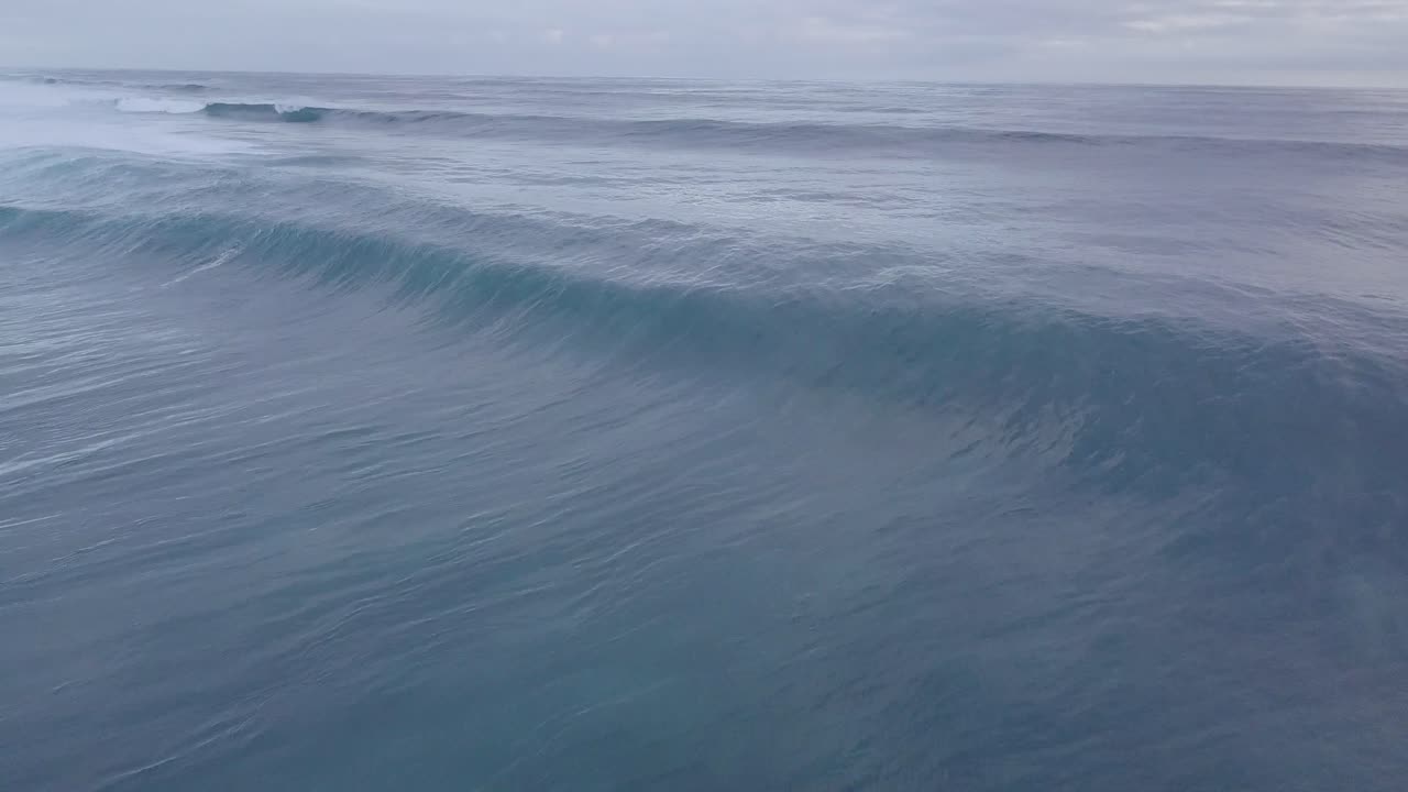 grandes olas y un estado de mar activo en el océano índico frente a la costa de australia occidental