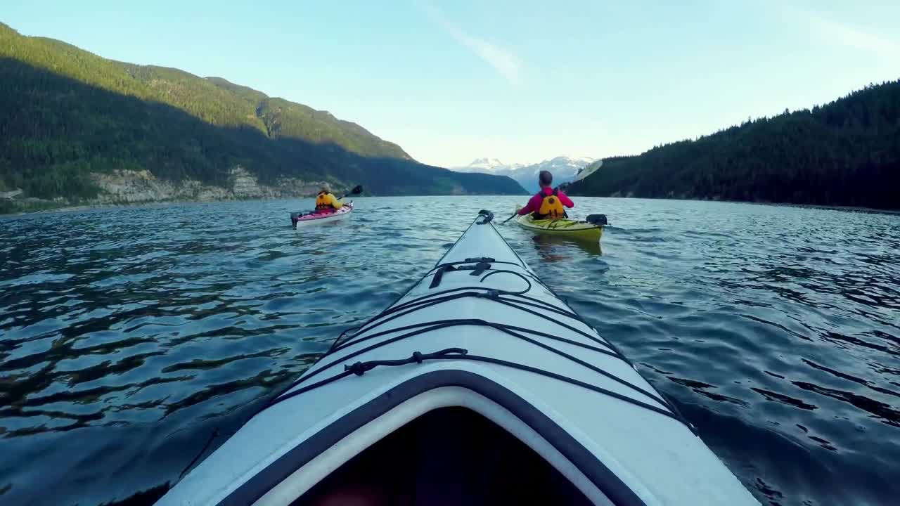 turista remando un bote en el río 4k