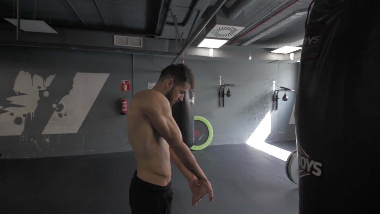 체육관에서 운동을 한 후 팔을 뻗는 젊은 운동선수