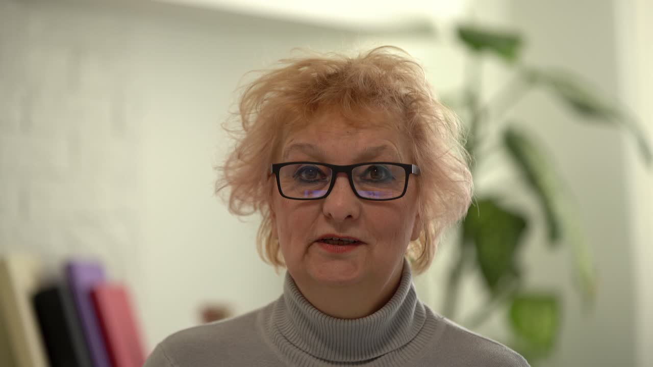 head shot 55s женщина начинает видеочат с другом или взрослыми детьми наслаждаются удаленным чатом. легкое комфортное общение с помощью приложения для видеовызовов, концепция подключения к интернету