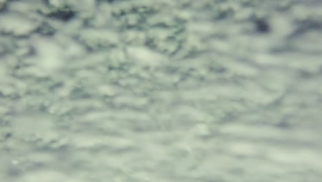 increíbles burbujas de aire en un río agitado