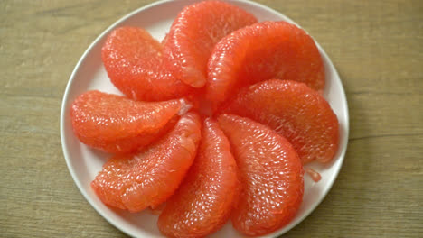 pomelo rojo fresco o pomelo en el plato