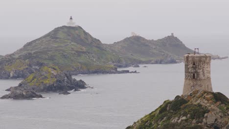 islas costeras con faros y torres