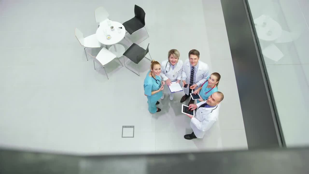 команда врачей взаимодействует друг с другом в коридоре