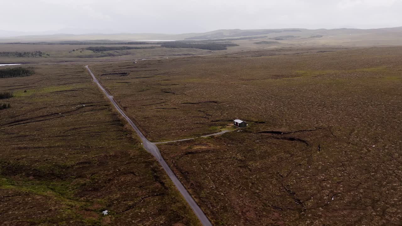 드론은 외부 헤브리드 섬의 스코틀랜드 무어랜드  ⁇ 링에서 촬영되었습니다.
