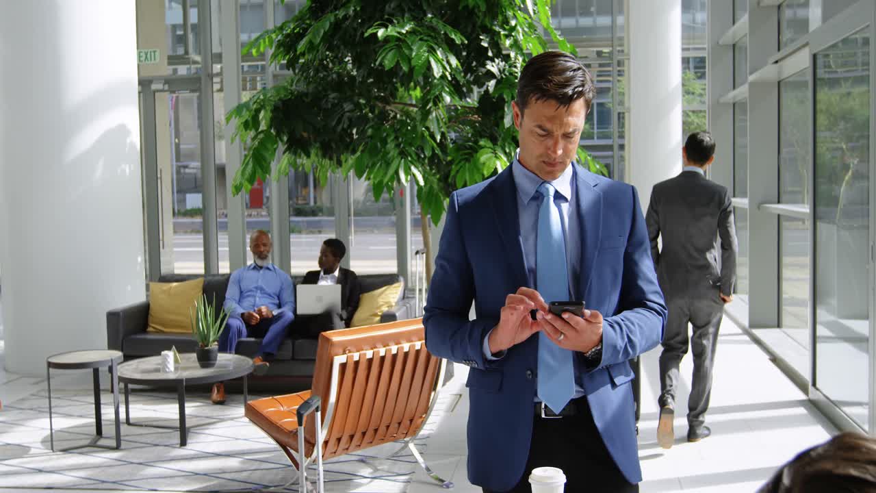 Forretningsmand bruger mobiltelefon i lobbyen 4k