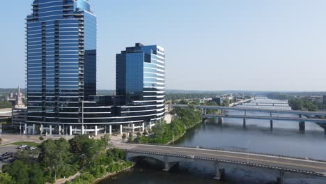 Bridgewater-Place-Building-and-many-bridges-over-Grand-River,-aerial-ascend-view