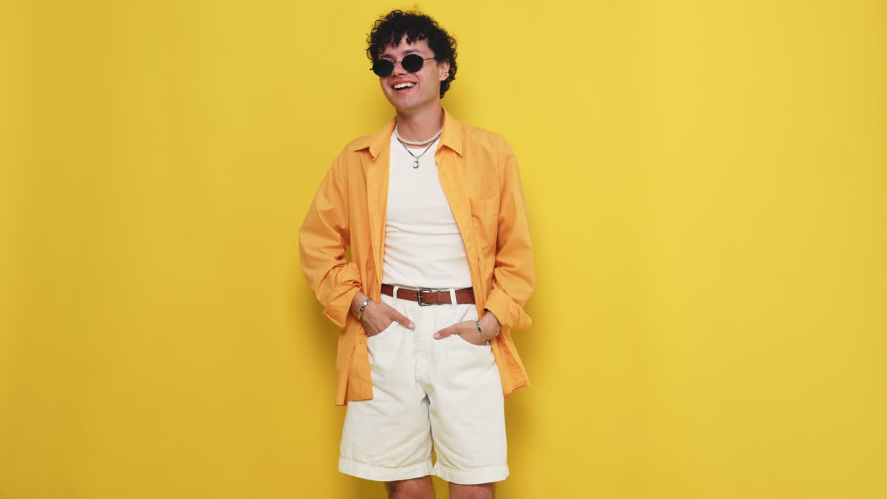 오렌지색 셔츠와 색 쇼트를 입은 남자