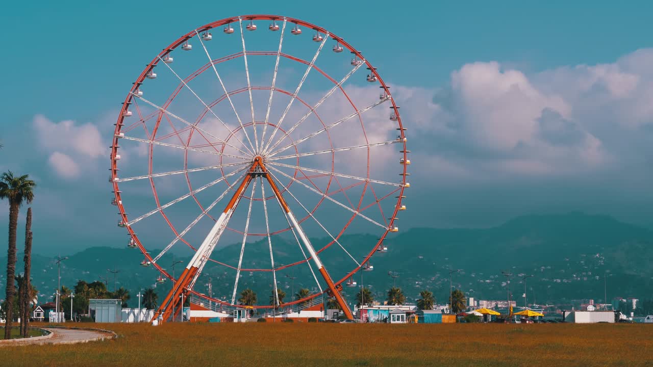 휴양지 마을의 나무 근처의 구름과 함께 파란 하늘에 대한 페리스, 빛 날