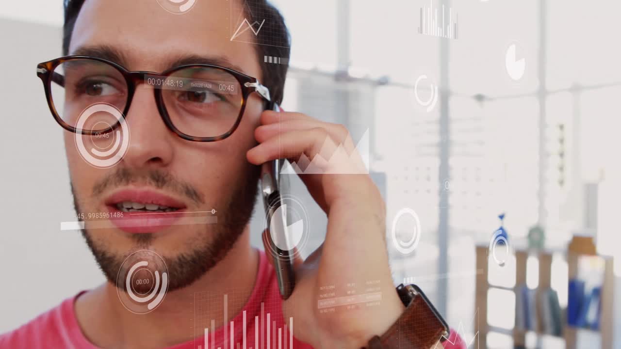 animación de múltiples iconos sobre un hombre caucásico hablando por teléfono celular en casa