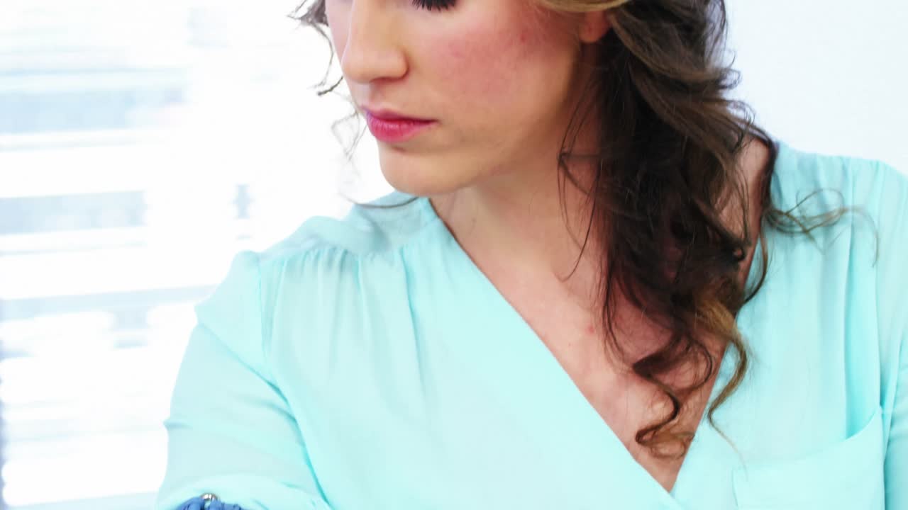 médico chequeando la presión arterial de un paciente varón