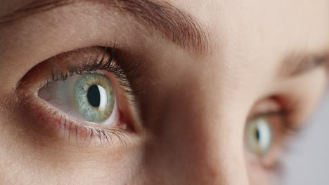 Nahaufnahme-Blauer-Augen,-Die-Schöne-Natürliche-Farben-Blinzeln,-Gesundes-Sehkonzept