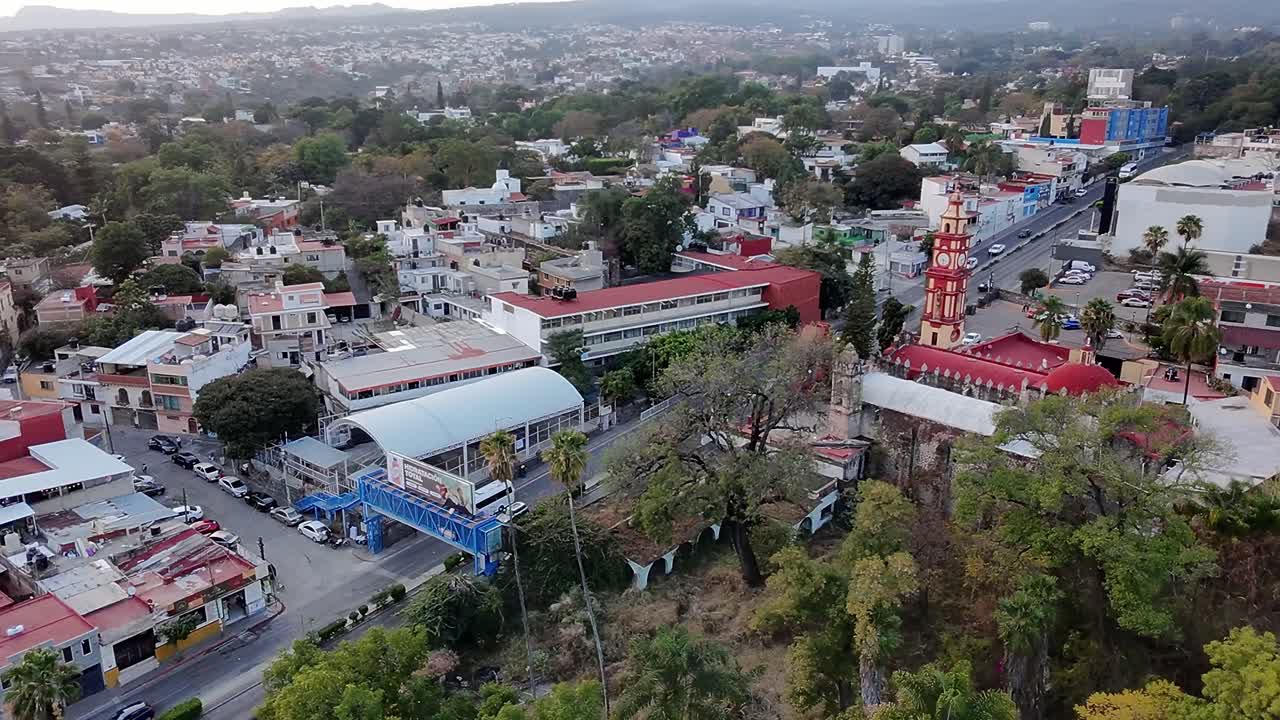 Capturing an aerial view of Tlaltnepantla, Morelos, Mexico, highlighting the Parroquia de Tlaltnepantla amid a blend of traditional and modern architecture