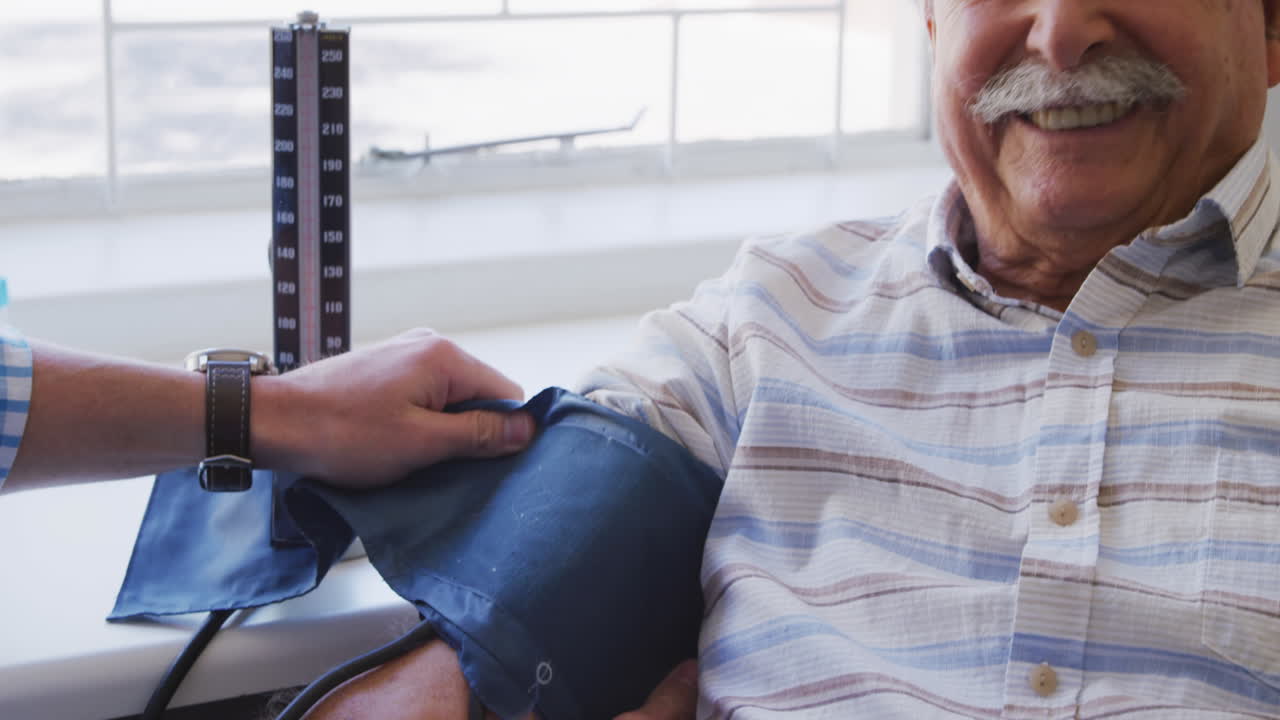 노인 집 에서 노인 을 검사 하는 의사