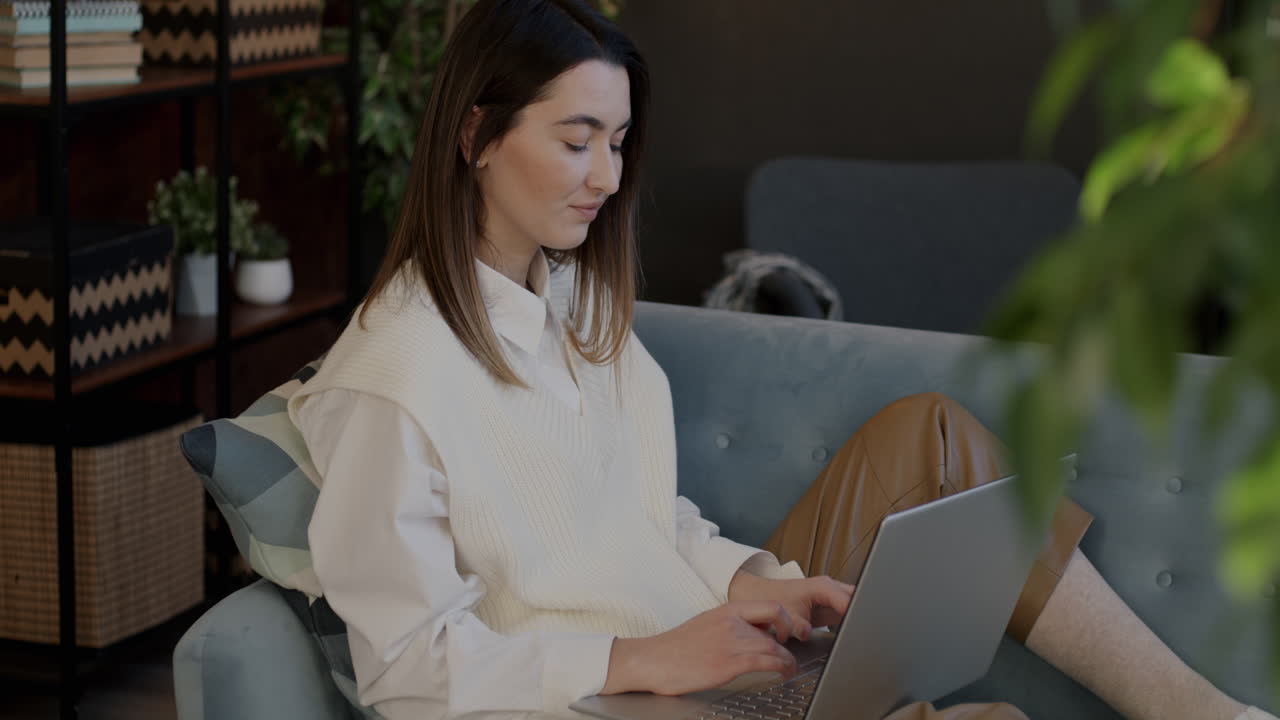 mujer trabajando en la computadora portátil en casa