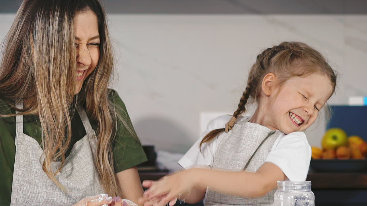 madre joven y hija joven se divierten mucho