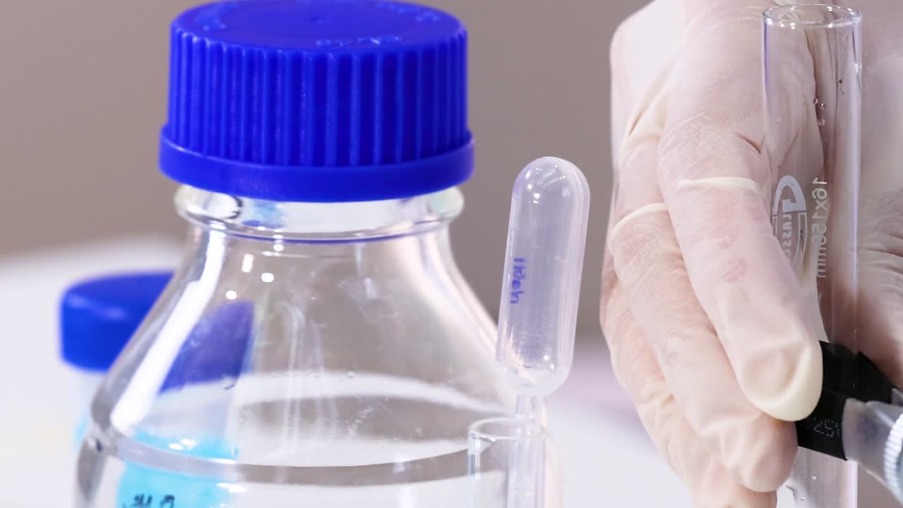 과학자는 실험실 환경에서 나오 반응을 수행합니다.