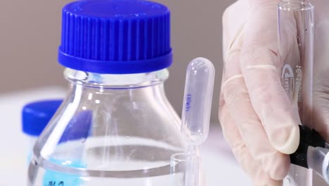 el científico lleva a cabo la reacción naoh en un entorno de laboratorio