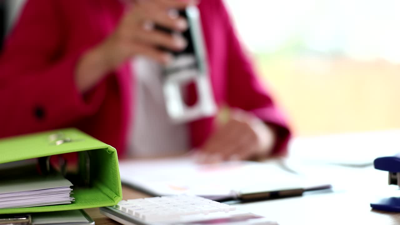 mujer de negocios trabajando en el escritorio