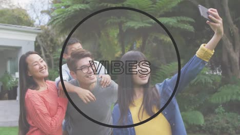 animación de vibraciones texto sobre sonriente familia asiática tomando selfie
