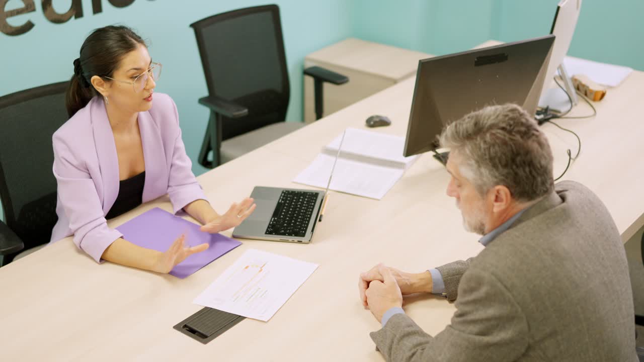 Businessperson disputes with a woman without reason in a coworking