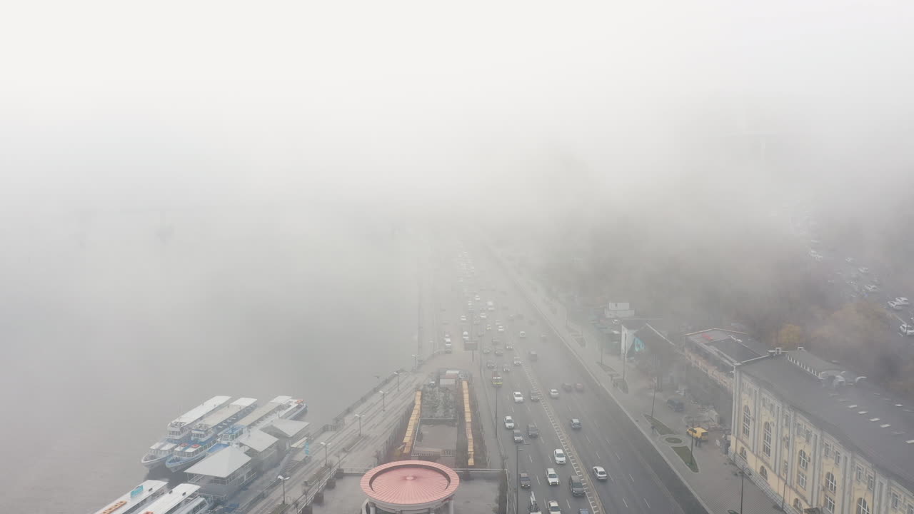 안개가 가득한 도시 풍경