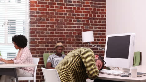 Hombre-De-Negocios-Casual-Durmiendo-En-Su-Escritorio