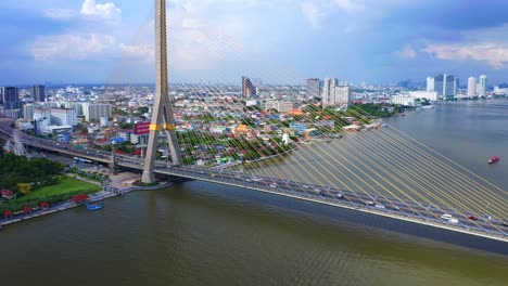 puente rama viii sobre el río chao phraya en bangkok, tailandia - toma aérea de un dron