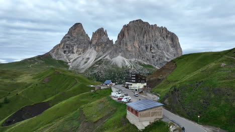 Canazei-Estableciendo-Una-Vista-Aérea-De-La-Montaña-Alpina-En-El-Resort-Del-Valle-De-Fassa,-Norte-De-Italia