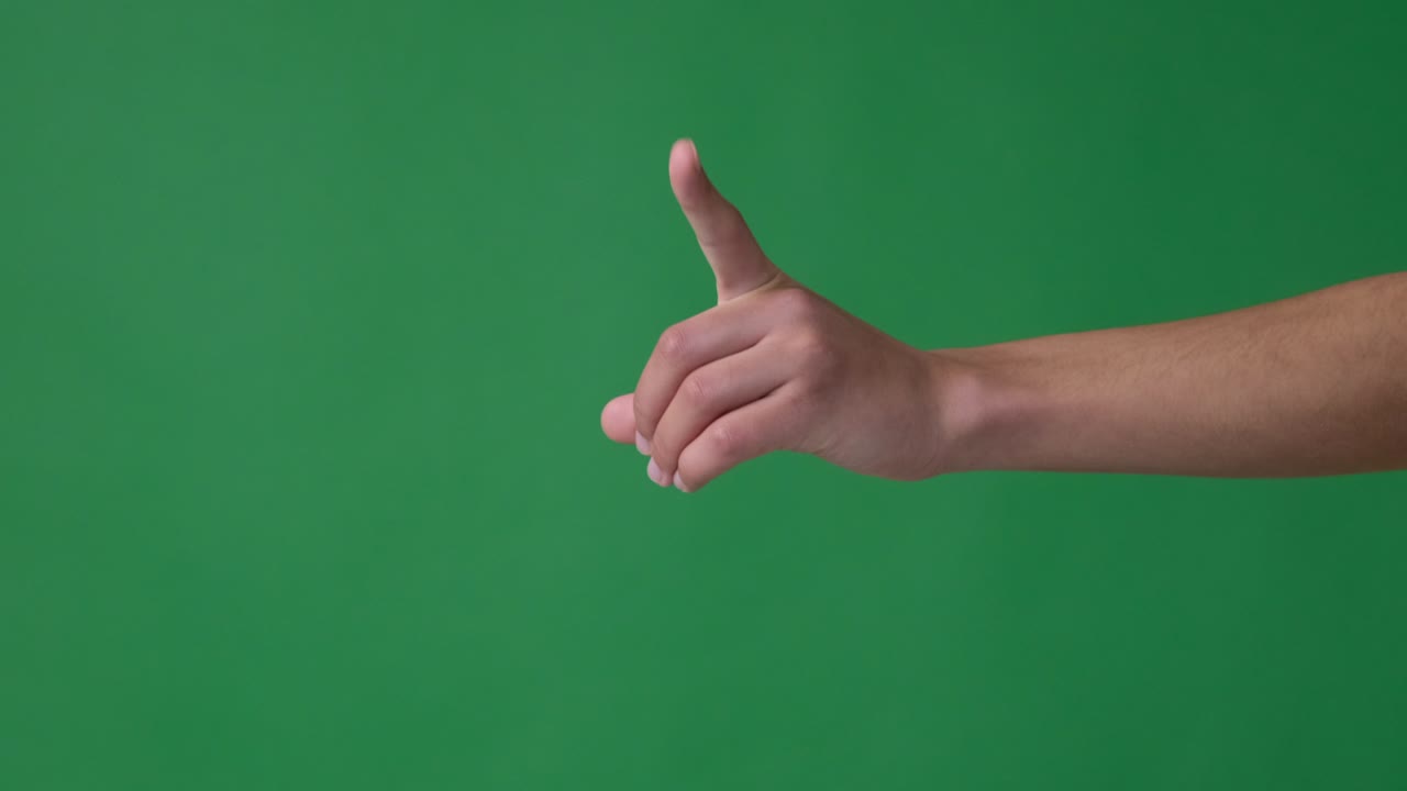 손은 손가락을 흔들며 부정합니다.