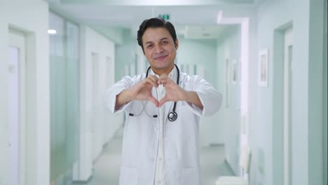 Feliz-Médico-Indio-Mostrando-Signo-De-Corazón