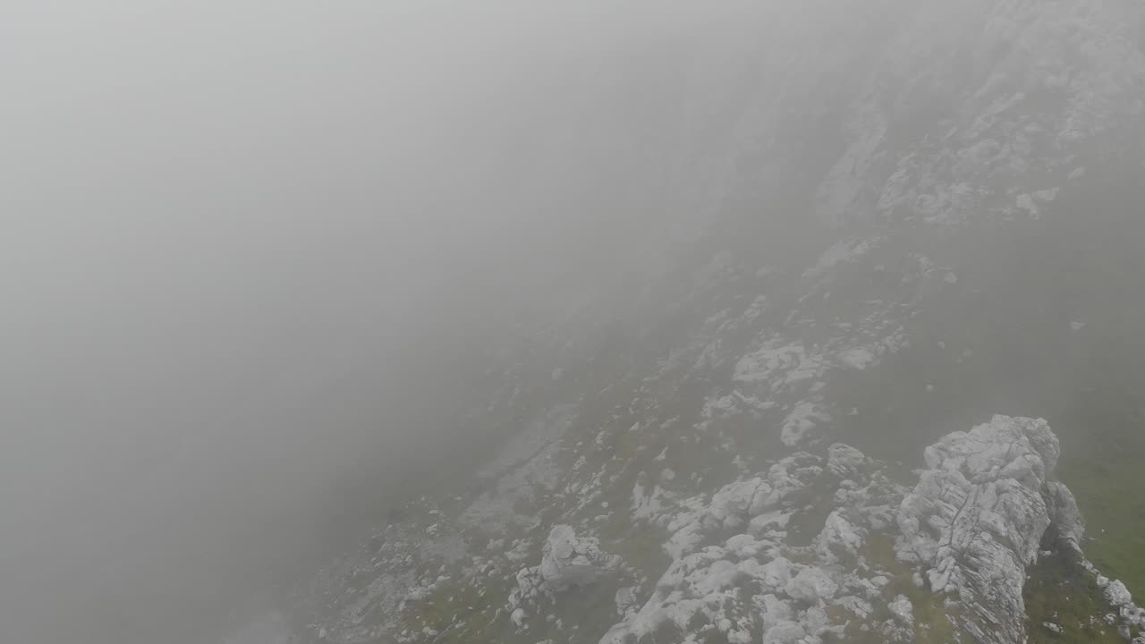 높은 고도의 안개로 인해 시야가 심하게 제한되는 하늘 높은 곳에서 공중 패닝 샷