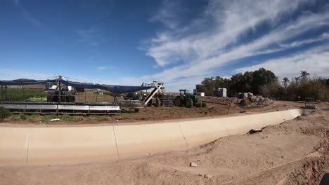 pov pasando por un equipo agrícola inactivo en un campo de apio listo para la cosecha en yuma, arizona