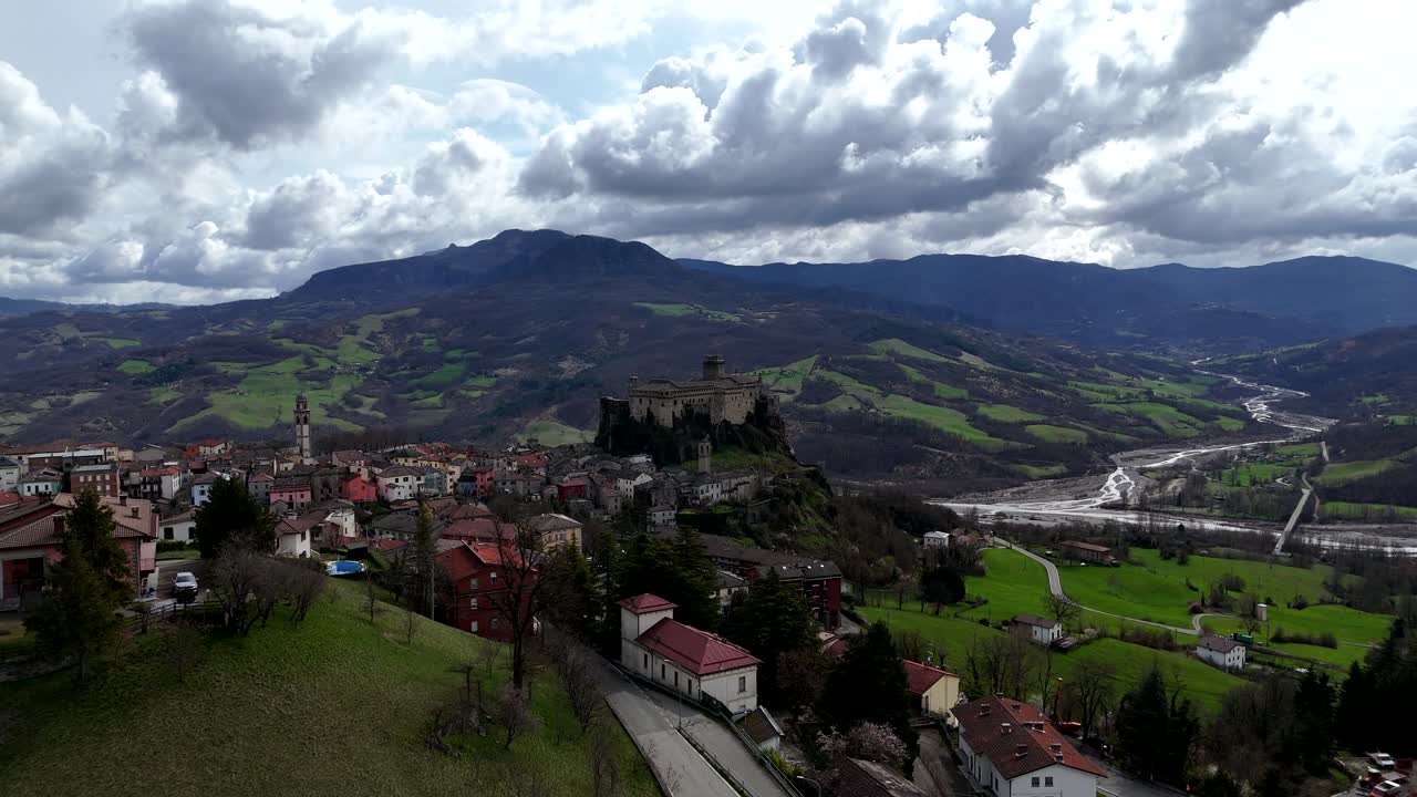 Paesaggio pittoresco di un villaggio e di una montagna